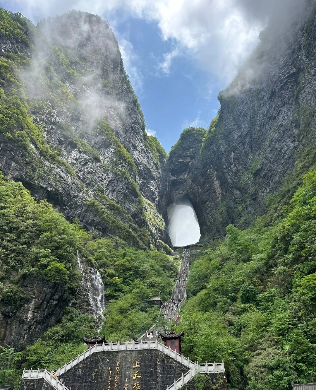 张家界:夏日避暑的仙境之旅